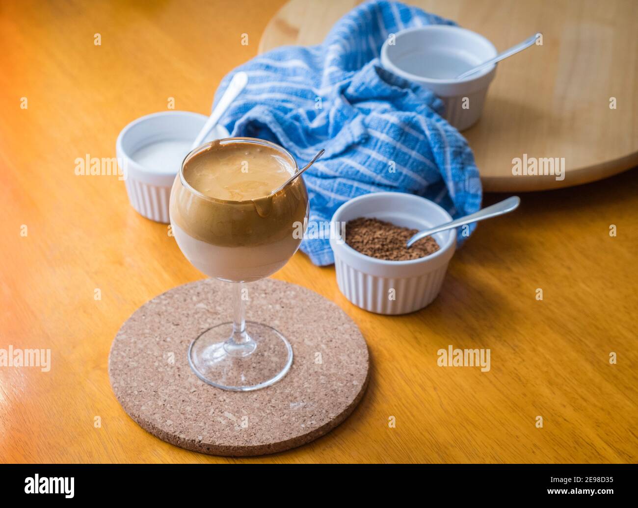 Dalgona Coffee, una bevanda resa popolare dai trend sui social media, TikTok, Instagram 2020. Foto Stock