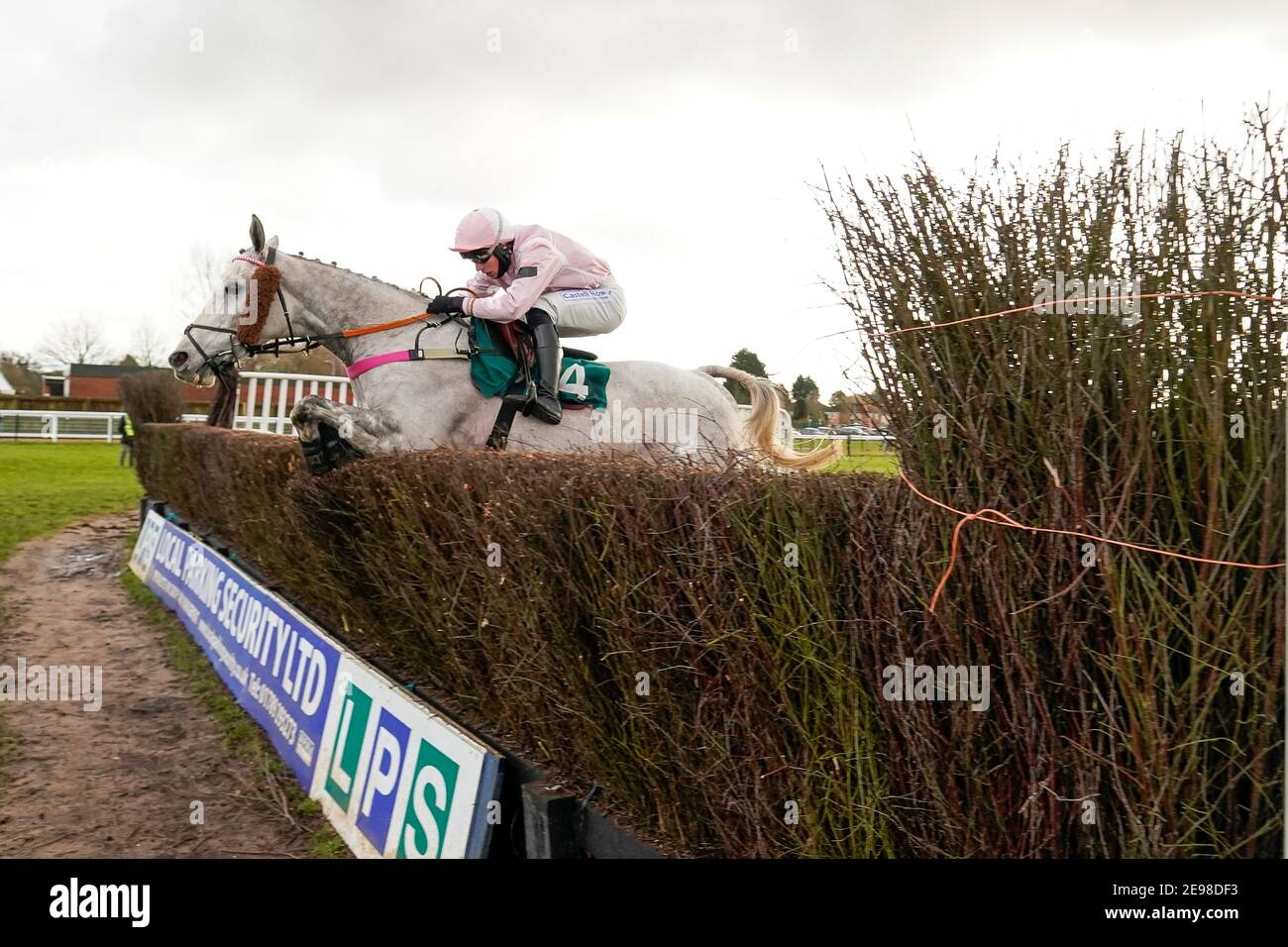 Ben Jones che cavalcano il Vulcano in un altro modo per vincere il Watch on Racing TV handicap Chase all'ippodromo di Warwick. Data immagine: Mercoledì 3 febbraio 2021. Foto Stock