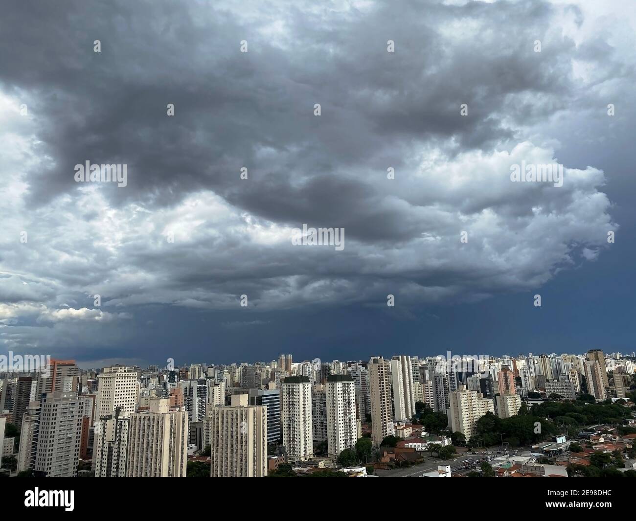 Tempesta nella grande città. Foto Stock