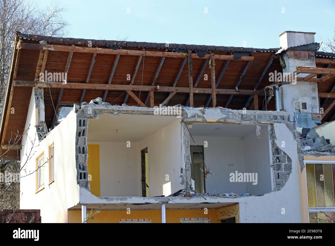 Demolizione di case. Una casa danneggiata. Una casa viene demolita. Una casa distrutta Foto Stock