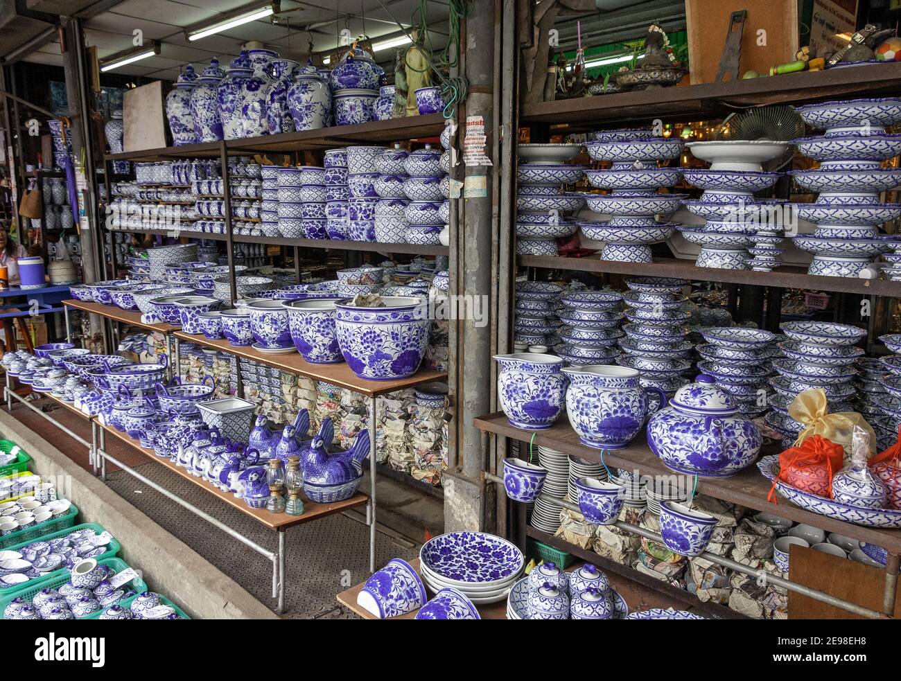 Mercato Chatuchak, Bangkok, Thailandia: Oggetti in ceramica in esposizione Foto Stock