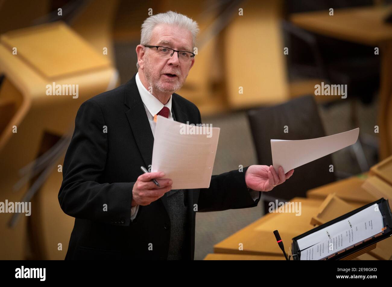 Il segretario alla Costituzione Mike Russell consegna la sua dichiarazione di aggiornamento sulla Brexit al Parlamento scozzese, Edimburgo. Data immagine: Mercoledì 3 febbraio 2021. Foto Stock