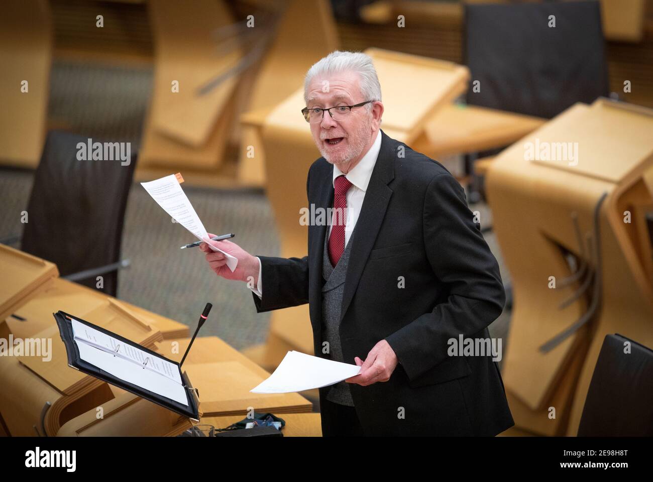 Il segretario alla Costituzione Mike Russell consegna la sua dichiarazione di aggiornamento sulla Brexit al Parlamento scozzese, Edimburgo. Data immagine: Mercoledì 3 febbraio 2021. Foto Stock