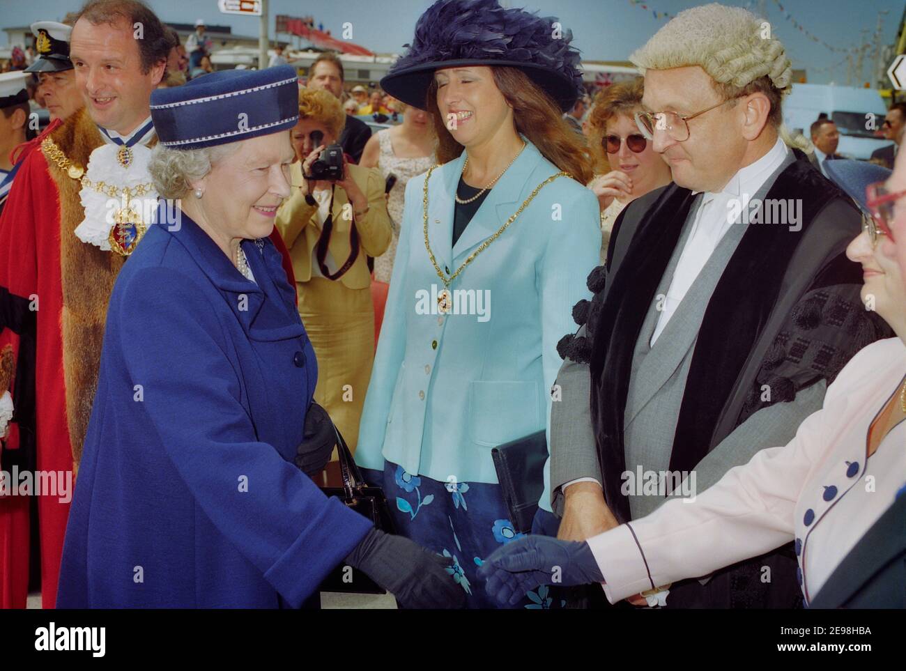 La regina Elisabetta II incontra dignitari su Winkle Island, Hastings Old Town, East Sussex, Inghilterra, Regno Unito. 6 giugno 1997 Foto Stock