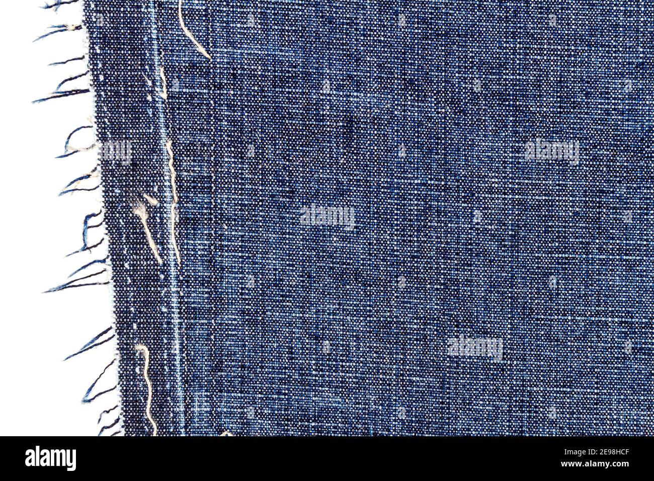Parte di jeans jeans blu tasca posteriore isolato su sfondo bianco. Foto Stock