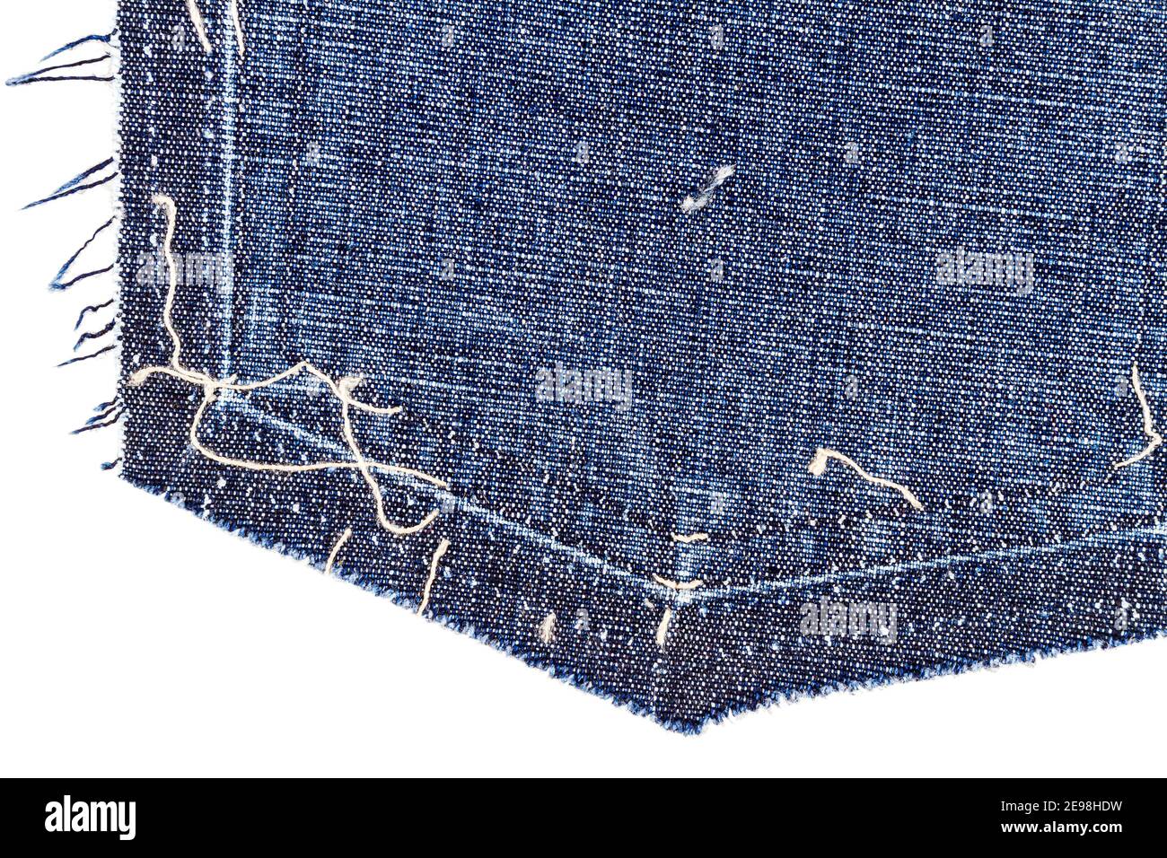 Parte di jeans jeans blu tasca posteriore isolato su sfondo bianco. Foto Stock