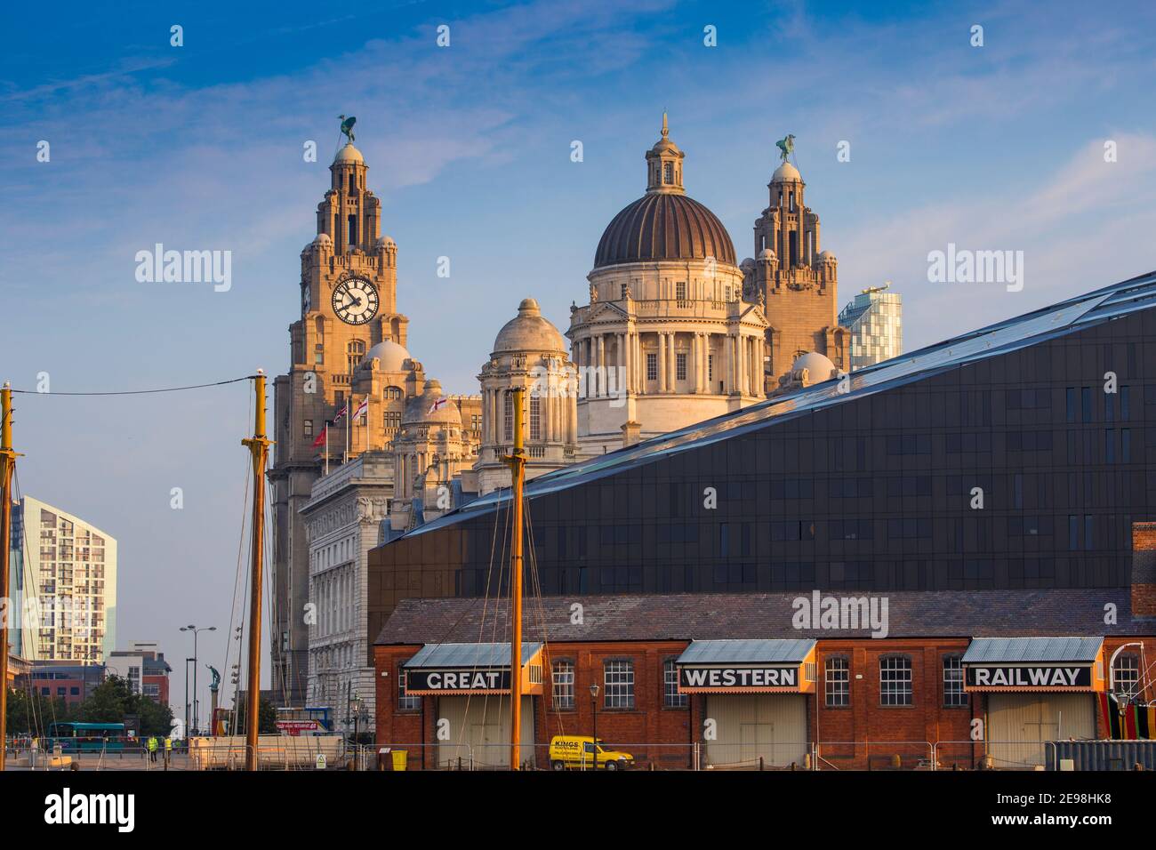 Regno Unito, Inghilterra, Merseyside, Liverpool, Albert Docks, Vista verso gli edifici del Pier Head Foto Stock