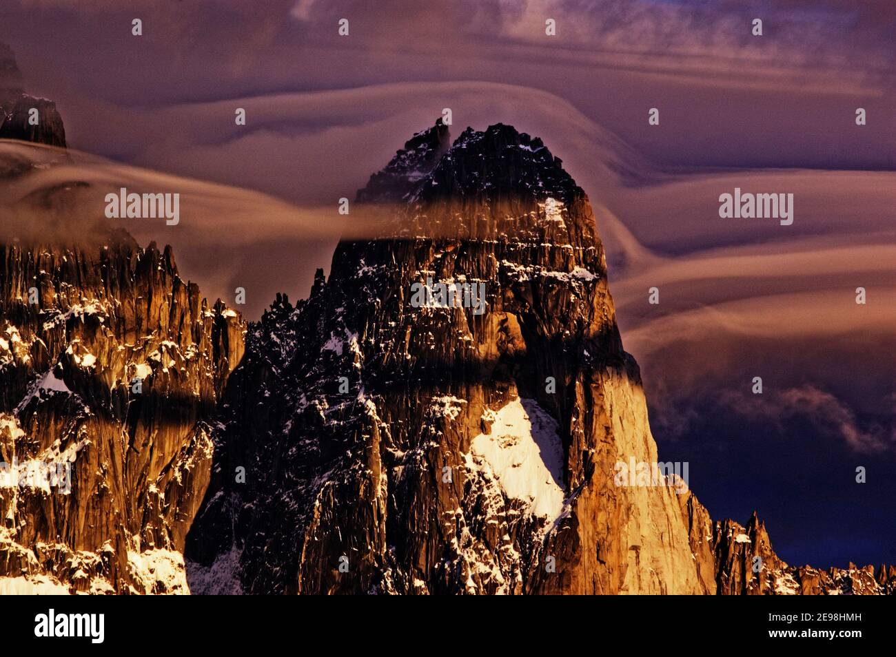 Nuvola di sera che si forma intorno all'Aiguille de Drus nelle Alpi francesi, Chamonix, Francia Foto Stock