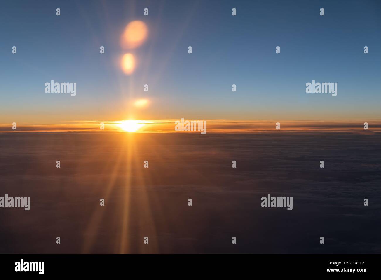 Copertura del tramonto e della nuvola vista da un aereo Foto Stock
