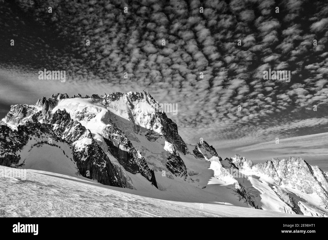 Spettacolari nuvole sopra l'Aiguille de Chardonnet nelle Alpi francesi come visto dall'alto sul Glacier du Tour, Chamonix, Francia Foto Stock