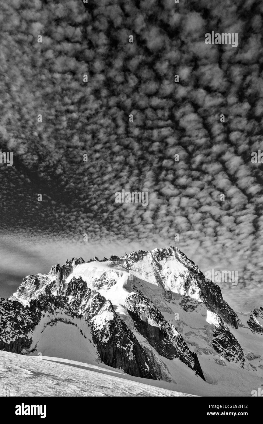 Spettacolari nuvole sopra l'Aiguille de Chardonnet nelle Alpi francesi come visto dall'alto sul Glacier du Tour, Chamonix, Francia Foto Stock