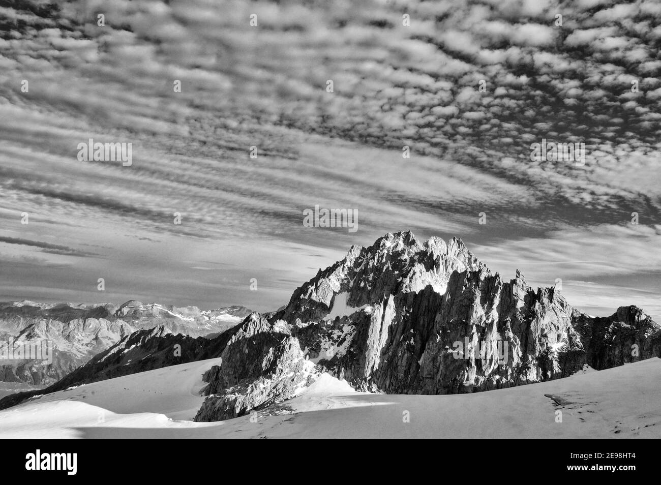 Spettacolari nuvole sopra l'Aiguille de Tour nelle Alpi francesi come visto dall'alto sul Glacier du Tour, Chamonix, Francia Foto Stock