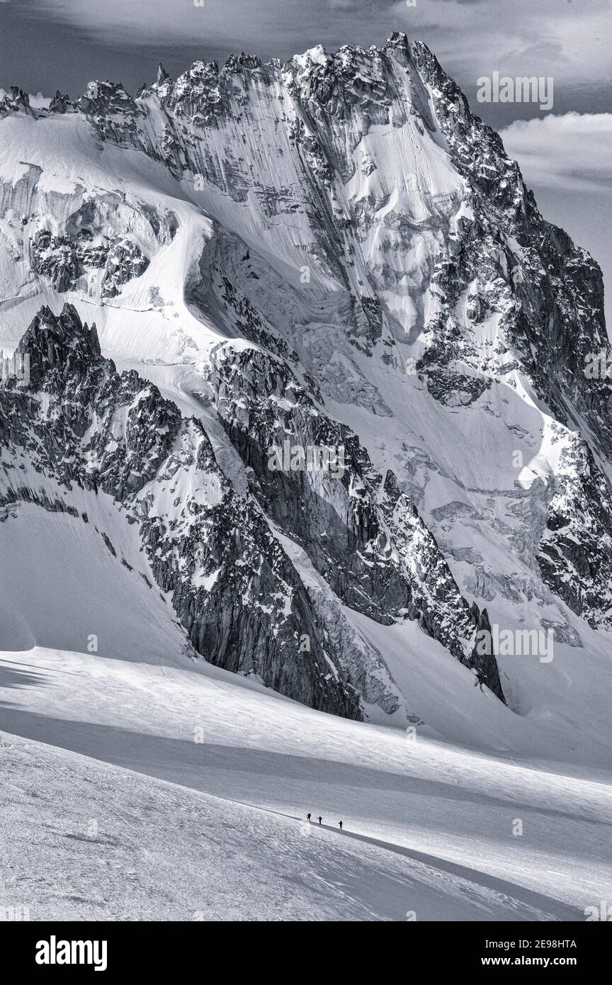 Piccole figure di scalatori che attraversano il ghiacciaio le Tour in Le Alpi francesi con l'Aiguille de Chardonnet dietro Foto Stock