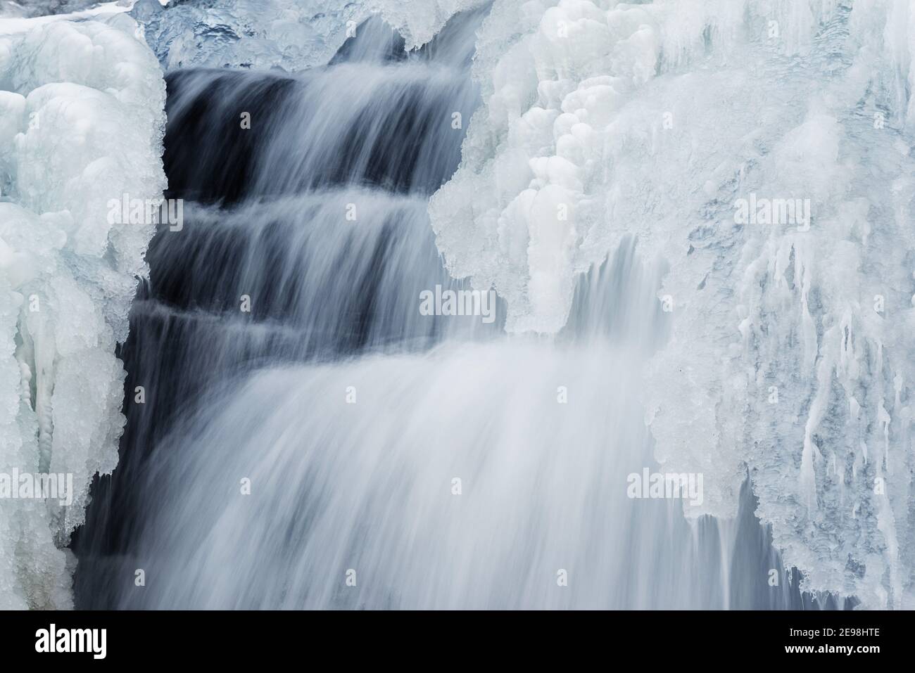 Formazioni di ghiaccio in una cascata in Quebec, Canada Foto Stock