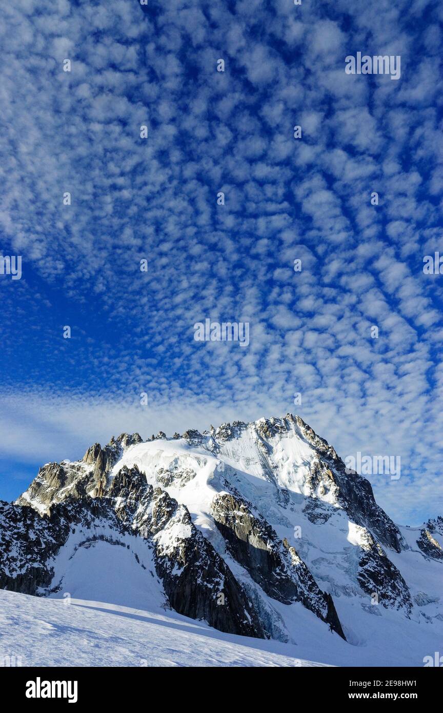 Spettacolari nuvole sopra l'Aiguille de Chardonnet nelle Alpi francesi come visto dall'alto sul Glacier du Tour, Chamonix, Francia Foto Stock