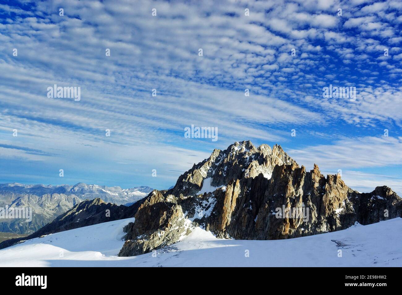 Spettacolari nuvole sopra l'Aiguille de Tour nelle Alpi francesi come visto dall'alto sul Glacier du Tour, Chamonix, Francia Foto Stock