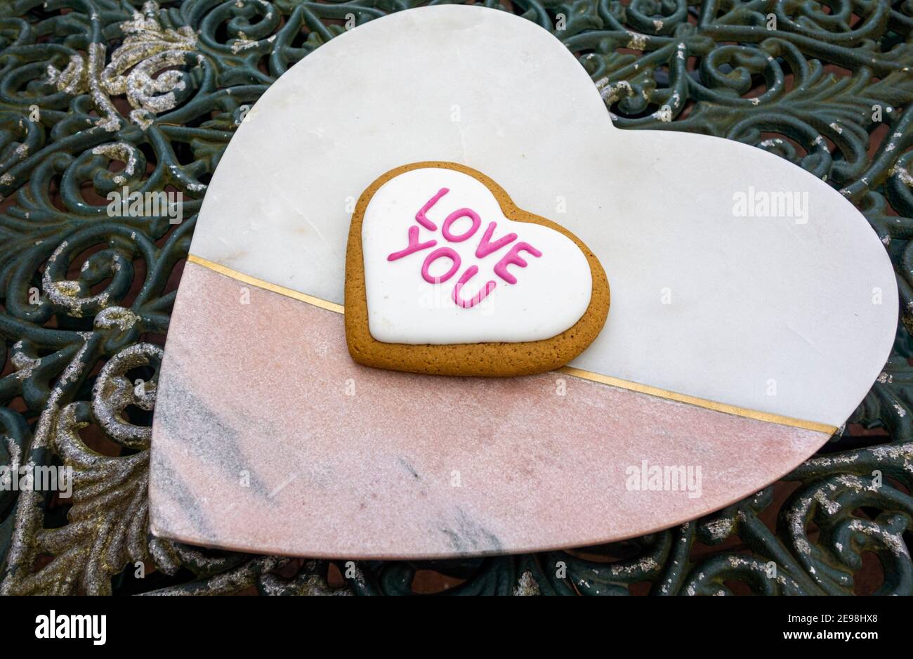 Biscotto a forma di cuore vi innamorate della tavola in marmo a forma di cuore Foto Stock