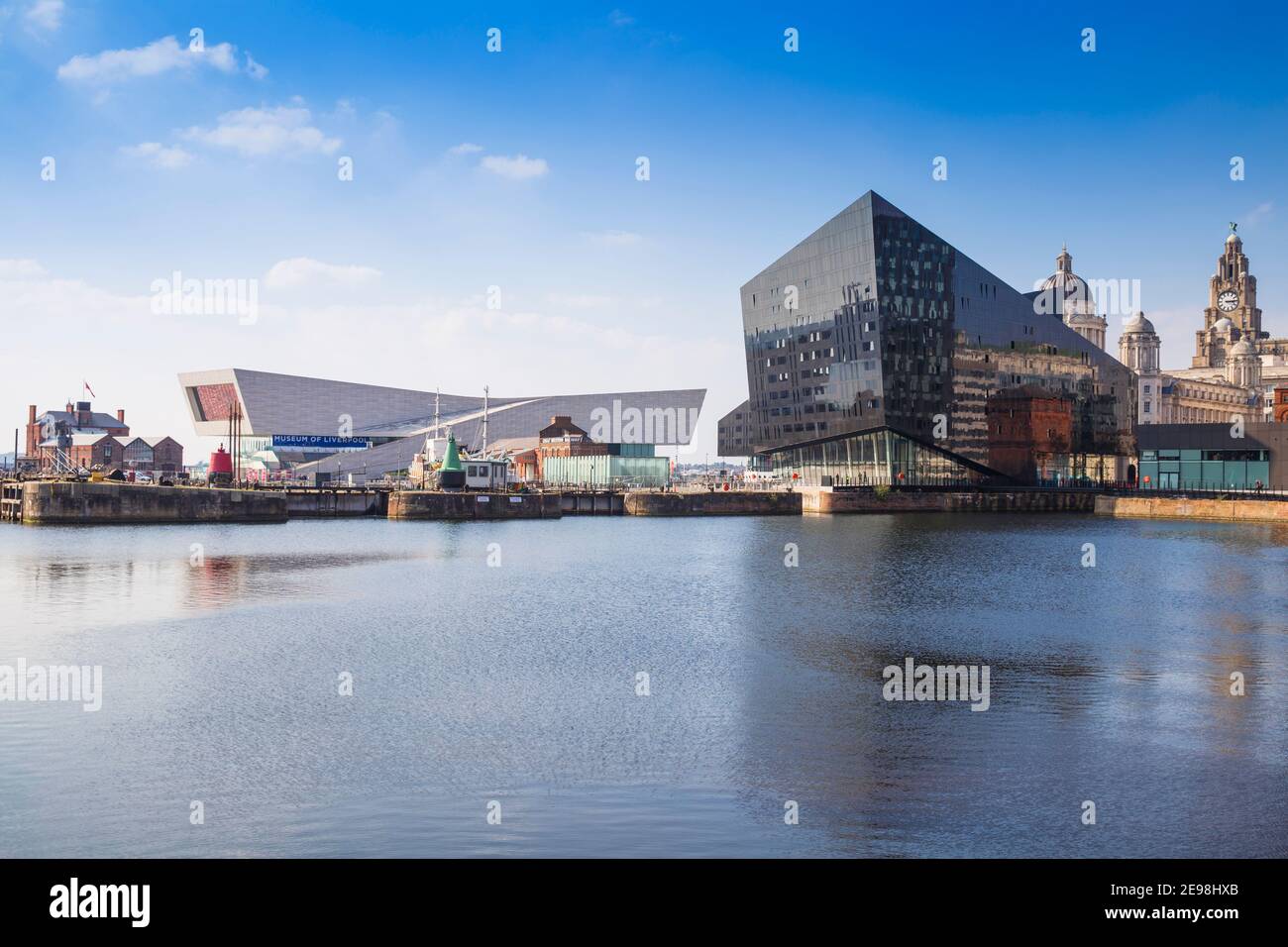 Regno Unito, Inghilterra, Merseyside, Liverpool, vista di Pier Head edifici riflettente nel Dock di inscatolamento Foto Stock