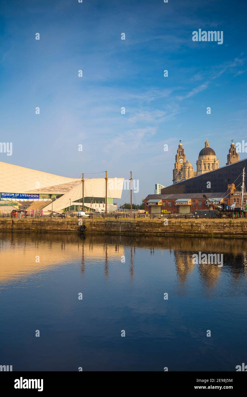 Regno Unito, Inghilterra, Merseyside, Liverpool, vista di Pier Head edifici riflettente nel Dock di inscatolamento Foto Stock