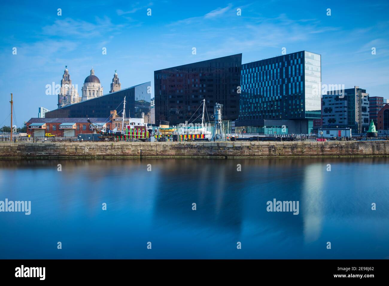 Regno Unito, Inghilterra, Merseyside, Liverpool, vista di Pier Head edifici riflettente nel Dock di inscatolamento Foto Stock