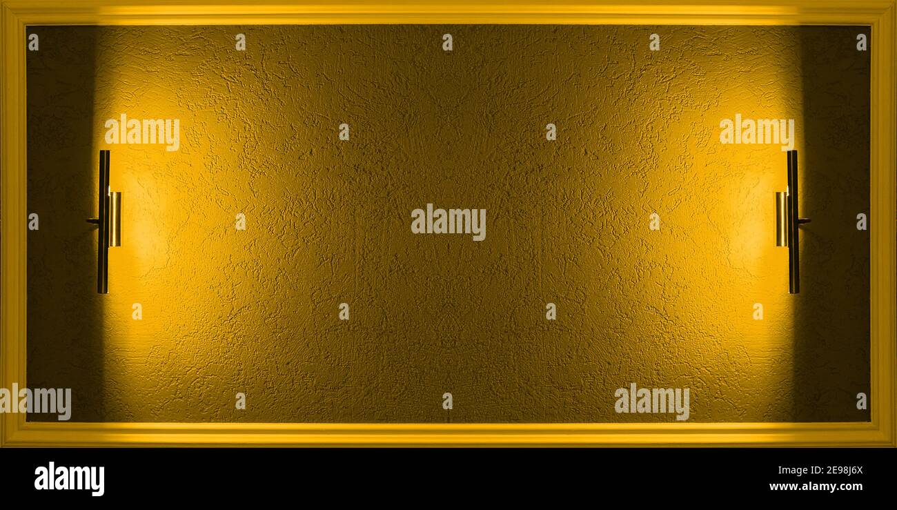 Un vuoto per l'inserimento di informazioni. Sfondo di tessitura giallo in una cornice orizzontale con dispositivi di illuminazione sui lati. Foto Stock