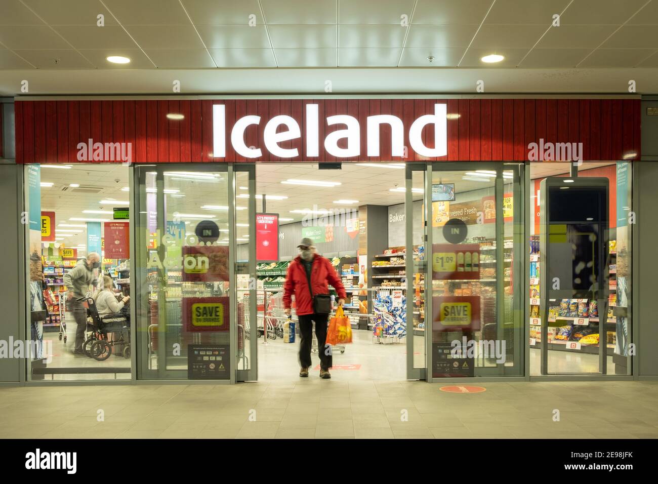 LONDON- Iceland Foods store all'interno del centro commerciale Oaks di Acton, una catena di supermercati britannica Foto Stock