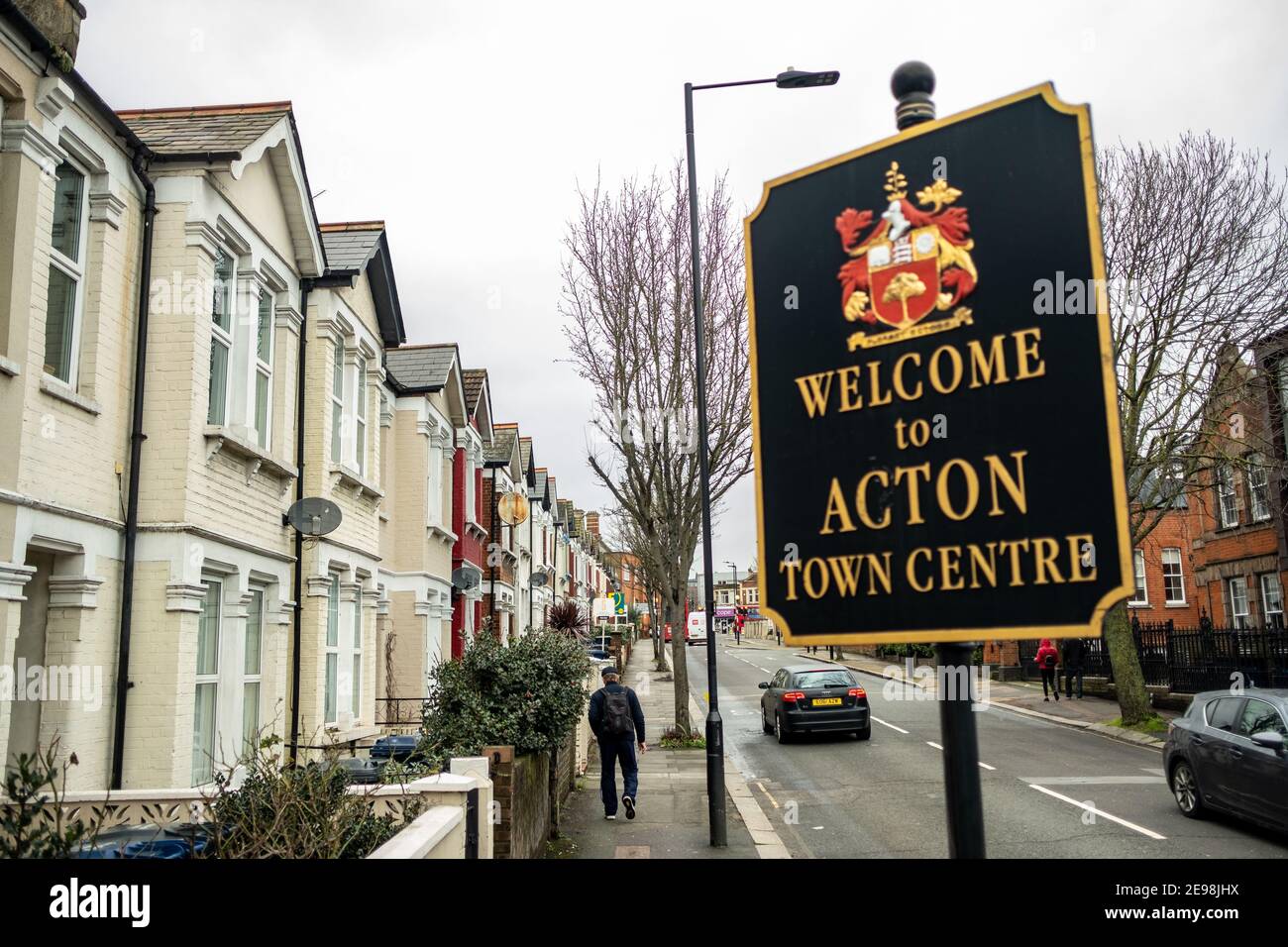 Acton, Londra: Benvenuti all'insegna Acton Town Centre, centro di un grande sobborgo residenziale a West London Foto Stock