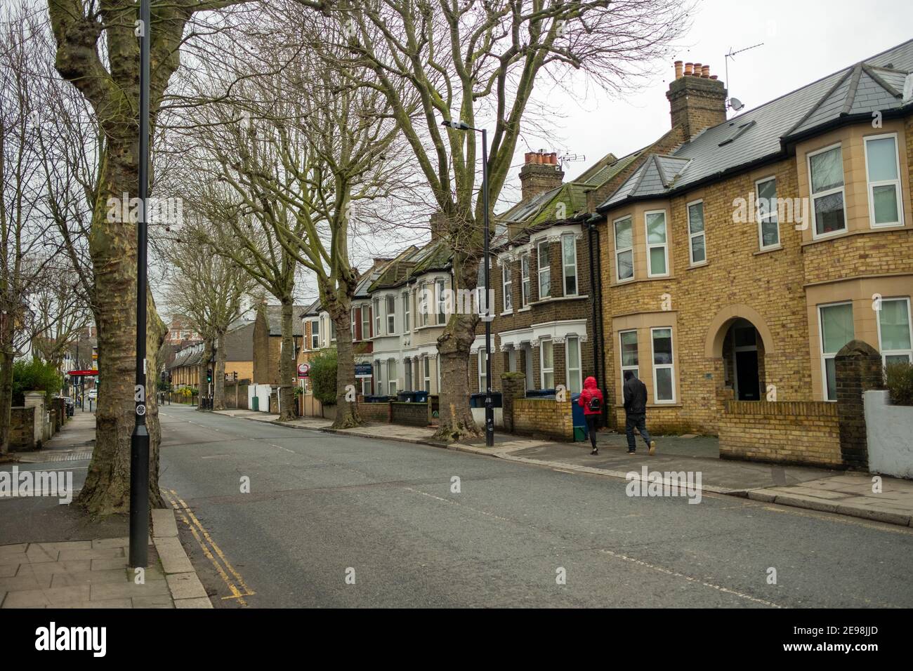 Acton, Londra: Strada residenziale di case a schiera su Acton Lane vicino al centro di Acton, Londra ovest Foto Stock