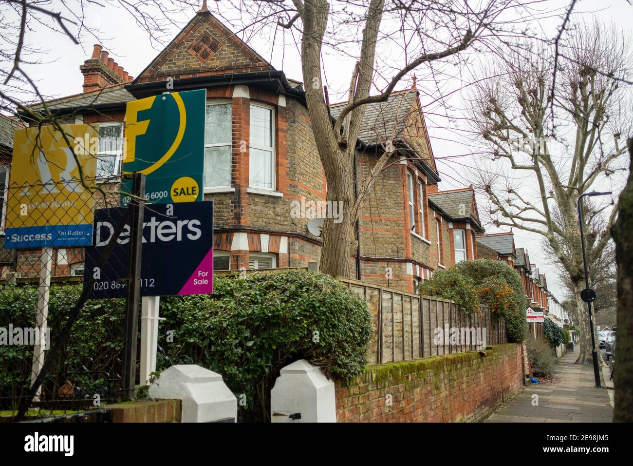 Acton, Londra: Cartelli per l'agente immobiliare su una strada di case ad Acton, a ovest di Londra Foto Stock
