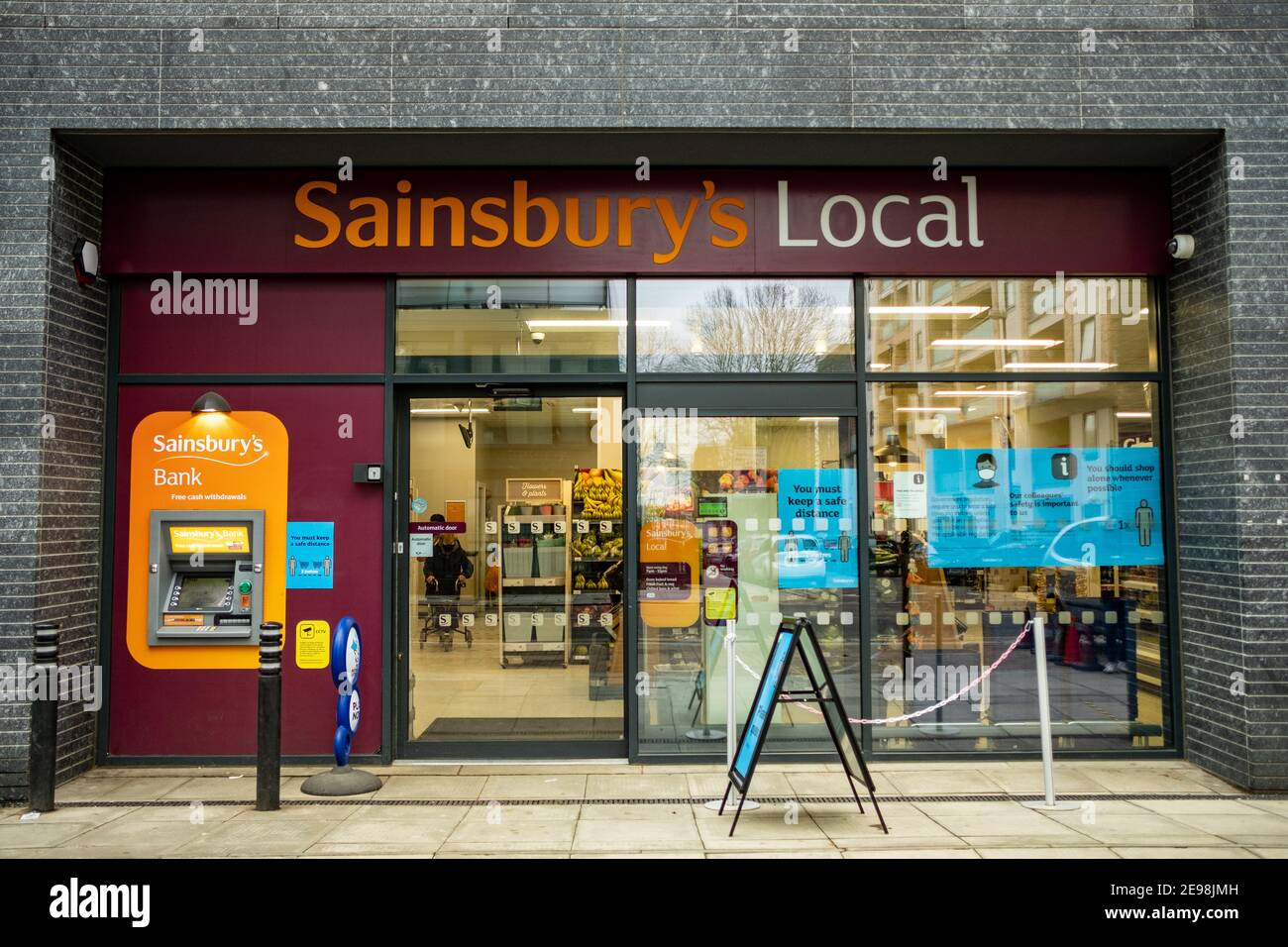 Londra - Sainsburys negozio locale ad Acton, Londra ovest con segnaletica Covid 19 Foto Stock