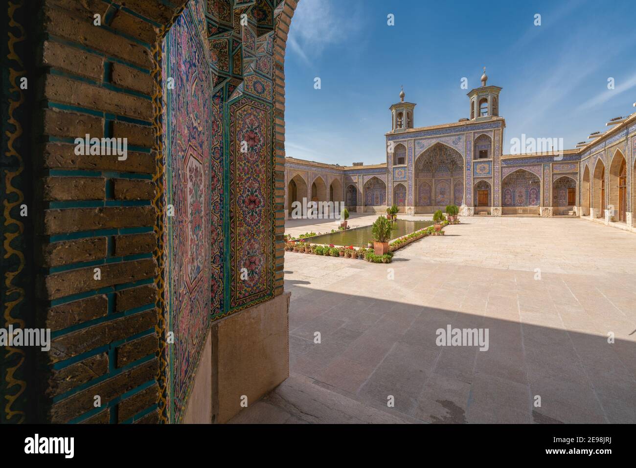 Shiraz, Iran-04.17.2019: Cortile della Moschea Rosa, Nasir al-Mulk, senza persone. Bella moschea costruita dalla dinastia Qajar. Foto Stock