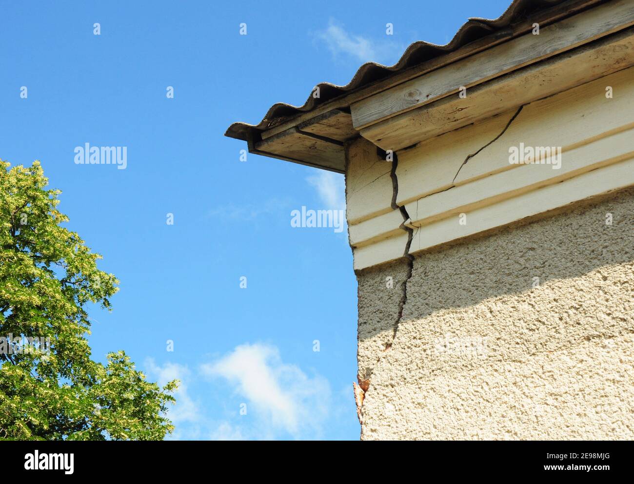 Rottura dell'angolo della parete del tetto della casa. Primo piano su una parete incrinata a casa. Foto Stock