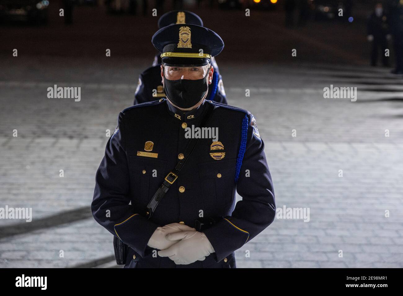 Washington, DC, Stati Uniti. 02 febbraio 2021. La polizia di Campidoglio degli Stati Uniti aspetta che i resti dell'ufficiale Brian Sicknick arrivino al Campidoglio degli Stati Uniti il 02 febbraio 2021 a Washington, DC. Sicknick morì a causa di lesioni subite durante l'attacco del 6 gennaio al Campidoglio. I resti di Sicknic saranno onorati fino a domani, e poi sepolti al Cimitero Nazionale di Arlington. Credit: Tasos Katopodis/Pool via CNP/Media Punch/Alamy Live News Foto Stock