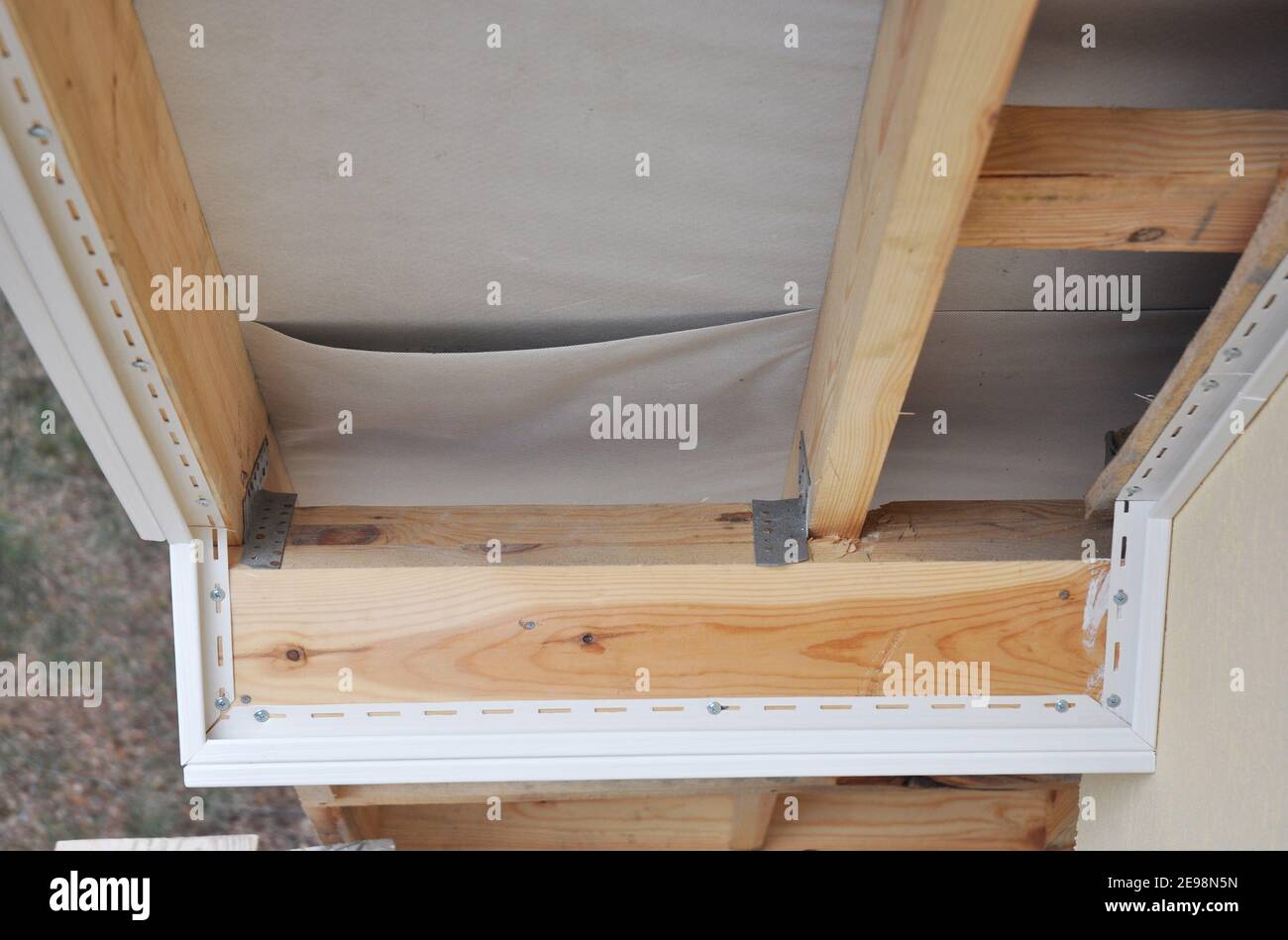 Installazione di soffiti, fascioni e grovaie. Installare Soffits. Riparazione di tetti, travetti a soffitto. Foto Stock