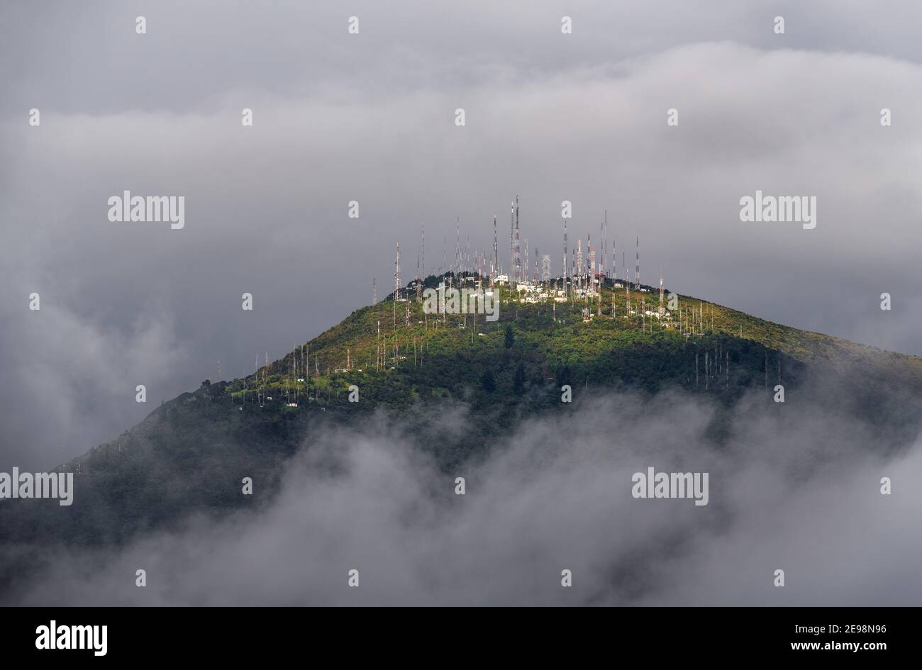 Antenna picco del vulcano Pichincha nelle nuvole, Quito, Ecuador. Foto Stock