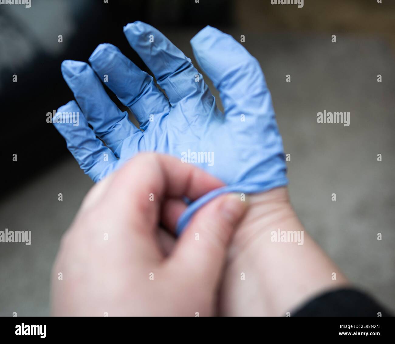 donna che indossa guanti in nitrile durante la covid 19 pandemia Foto Stock