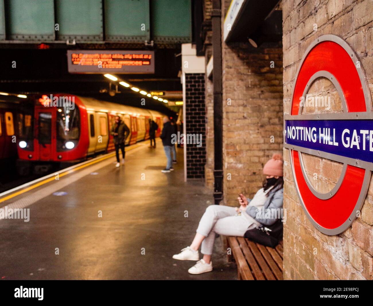 Piattaforma della stazione Notting Hill Gate di Londra. Una stazione della metropolitana di Londra a West London Foto Stock