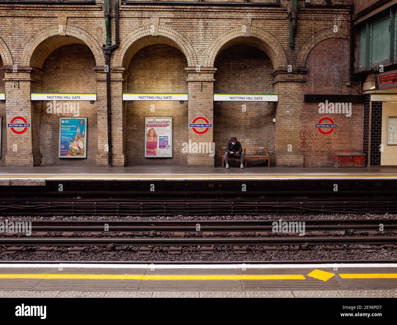 Piattaforma della stazione Notting Hill Gate di Londra. Una stazione della metropolitana di Londra a West London Foto Stock