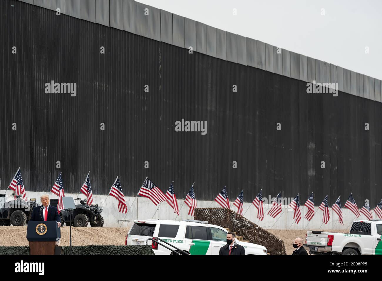 IL PRESIDENTE DONALD TRUMP VISITA IL MURO DI CONFINE CON IL MESSICO NEGLI ULTIMI GIORNI DELLA SUA PRESIDENZA. La barriera tra Messico e Stati Uniti, nota anche come muro di confine, è una serie di barriere verticali lungo il confine tra Messico e Stati Uniti volte a ridurre l'immigrazione clandestina dal Messico verso gli Stati Uniti. La barriera non è una struttura continua, ma una serie di ostacoli classificati in modo variamente come "recinzioni" o "pareti". Tra le barriere fisiche, la sicurezza è garantita da una "recinzione virtuale" di sensori, telecamere e altre apparecchiature di sorveglianza. Foto Stock