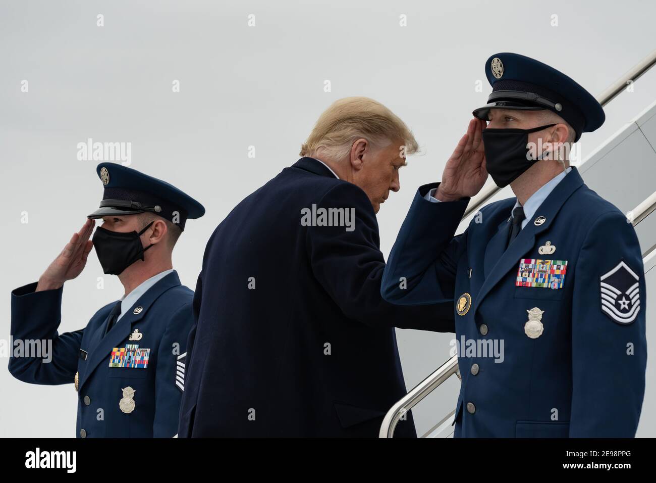 IL PRESIDENTE DONALD TRUMP VISITA IL MURO DI CONFINE CON IL MESSICO NEGLI ULTIMI GIORNI DELLA SUA PRESIDENZA. La barriera tra Messico e Stati Uniti, nota anche come muro di confine, è una serie di barriere verticali lungo il confine tra Messico e Stati Uniti volte a ridurre l'immigrazione clandestina dal Messico verso gli Stati Uniti. La barriera non è una struttura continua, ma una serie di ostacoli classificati in modo variamente come "recinzioni" o "pareti". Tra le barriere fisiche, la sicurezza è garantita da una "recinzione virtuale" di sensori, telecamere e altre apparecchiature di sorveglianza. Foto Stock