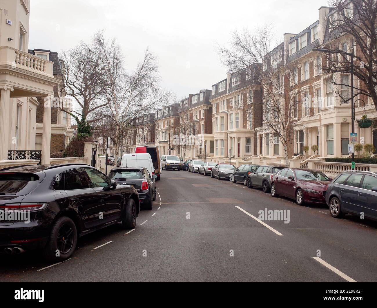 Londra- automobili costose parcheggiate sulla strada di alta classe nella zona di Maida vale di Paddington, Londra del nord-ovest Foto Stock