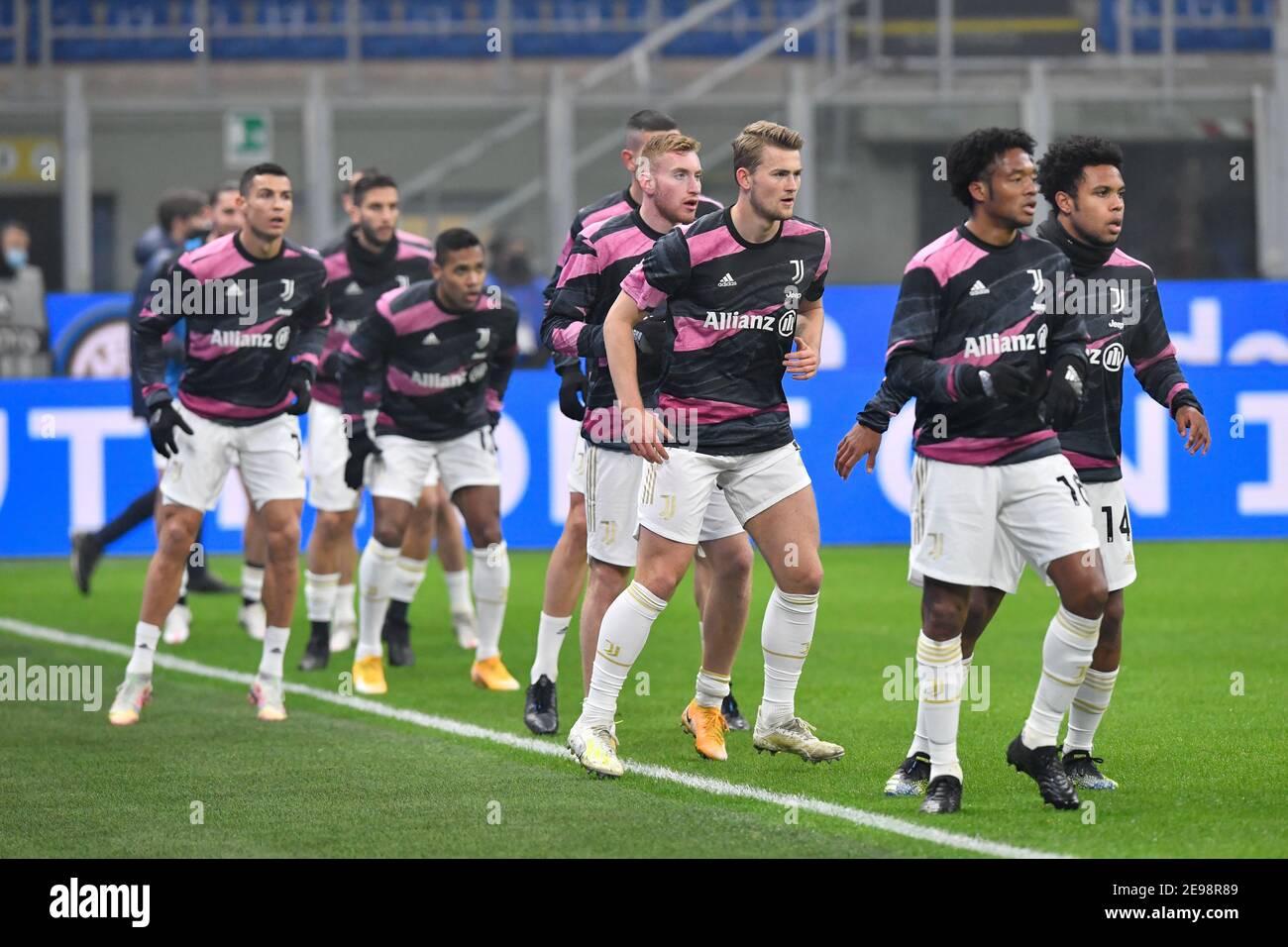 Milano, Italia. 02 febbraio 2021. Matthijs De ligt (4) e gli altri Juventus che hanno visto durante il warm up prima della semifinale di Coppa Italia tra Inter e Juventus a San Siro di Milano. (Photo Credit: Gonzales Photo/Alamy Live News Foto Stock