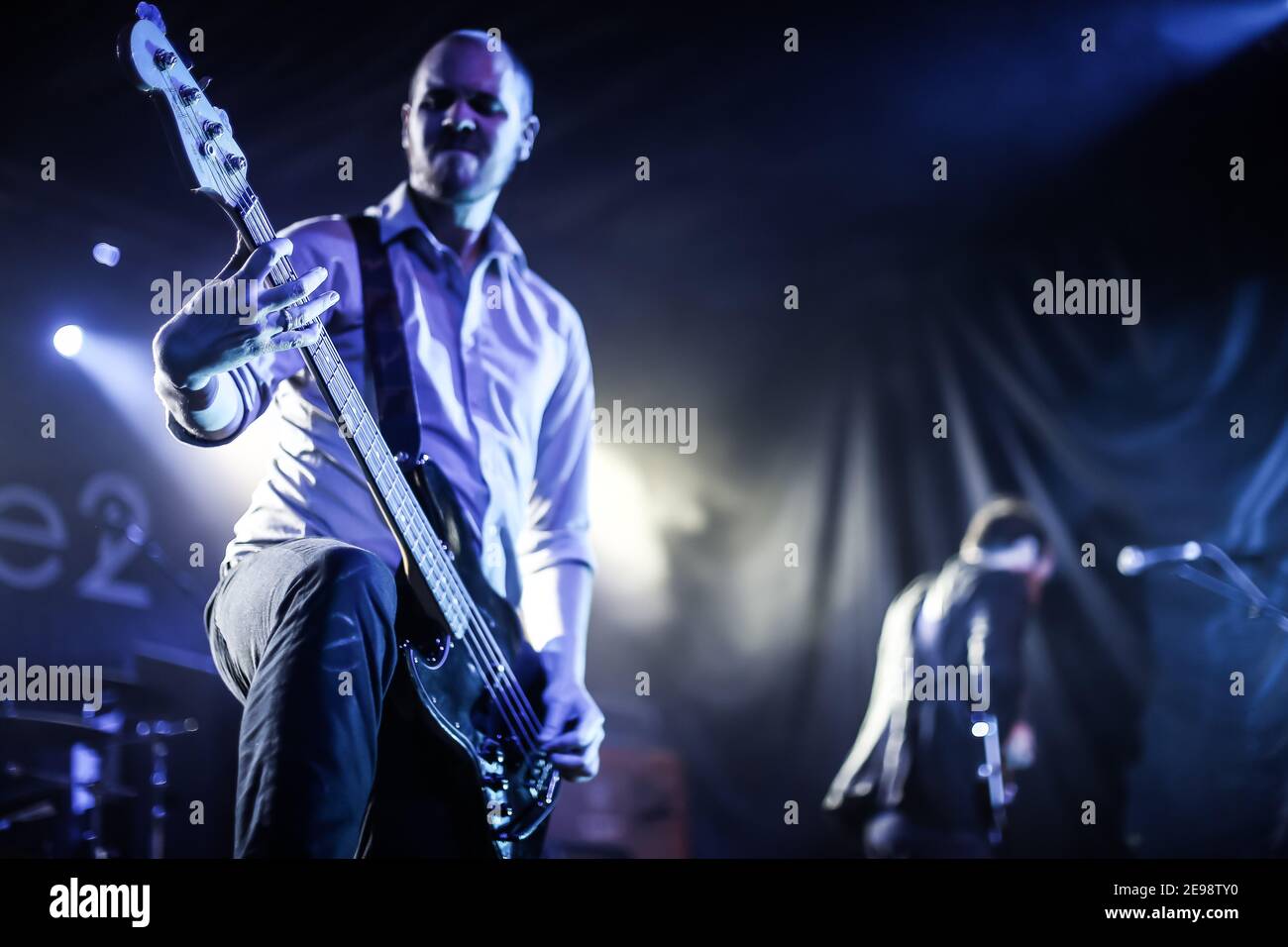 Adam Burton, bassista di Arcane Roots, vive sul palco del Concorde 2 nell'ambito del Great Escape Festival di Brighton Foto Stock