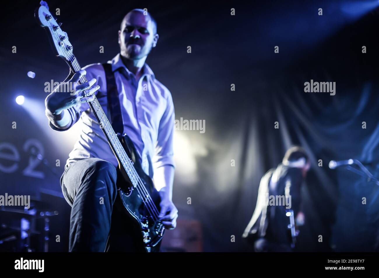 Adam Burton, bassista di Arcane Roots, vive sul palco del Concorde 2 nell'ambito del Great Escape Festival di Brighton Foto Stock