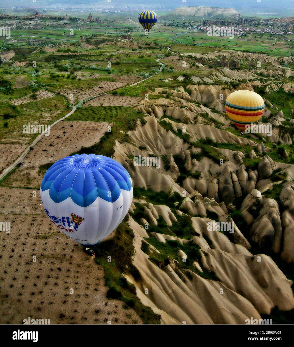 Mongolfiere che sorvolano il Parco Nazionale di Göreme nella provincia di Nevşehir, in Cappadocia Turchia. Foto Stock