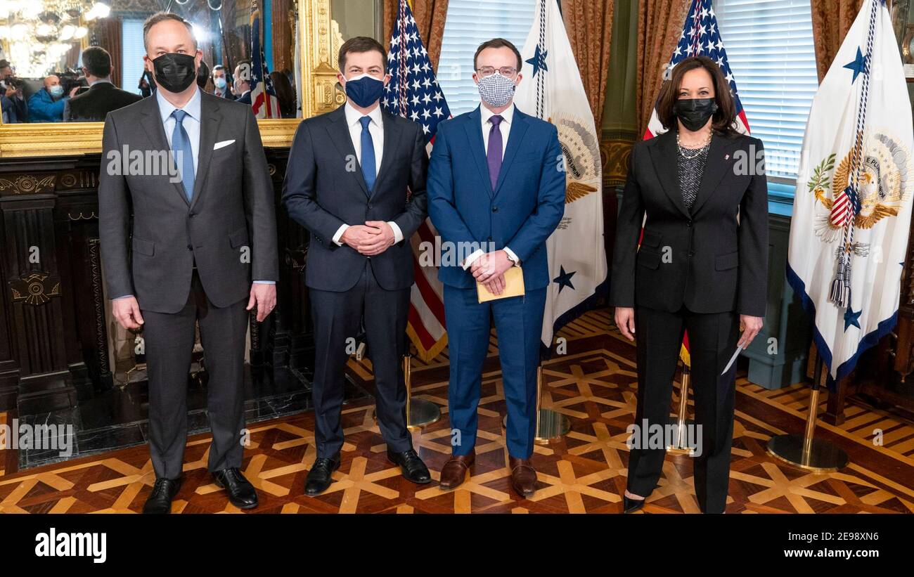 Il Vice Presidente degli Stati Uniti Kamala Harris, a destra, si pone per una foto di gruppo con il Segretario dei Trasporti Pete Buttigieg, dopo la sua cerimonia di giuramento presso il vecchio edificio dell'ufficio esecutivo nella Casa Bianca il 3 febbraio 2021 a Washington, DC. Da sinistra a destra si trovano: Second Gentleman Doug Emhoff, Chasten Buttigieg, Pete Buttigieg, e Vice Presidente Kamala Harris. Foto Stock