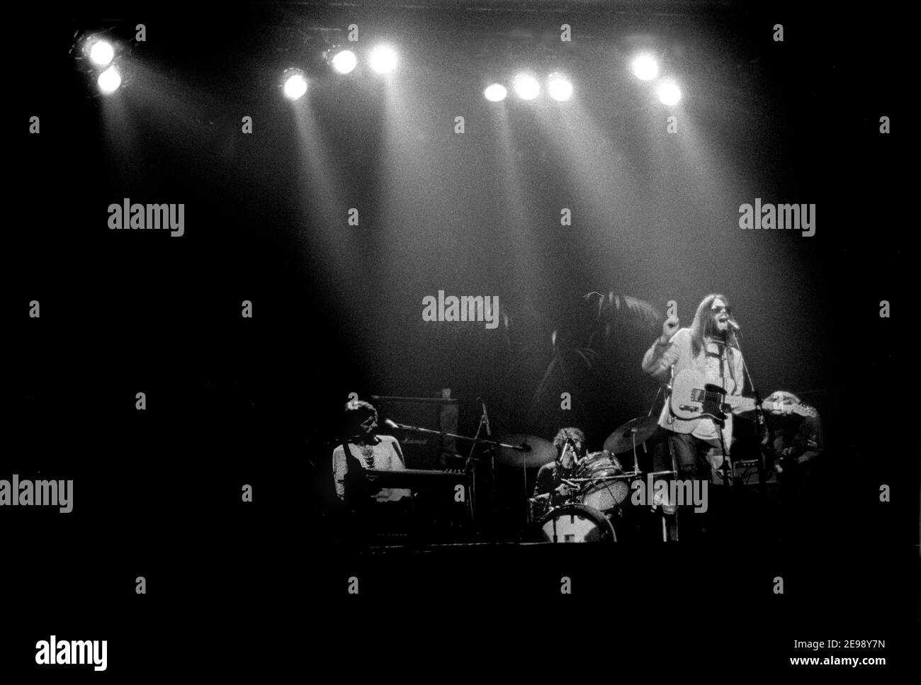 La Notte di stasera, Teatro dell'Arcobaleno, 5-11-1973 Londra, Gran Bretagna - Neil Young con i volantini di Santa Monica, (Foto Gijsbert Hanekroot, Amsterdam) Foto Stock