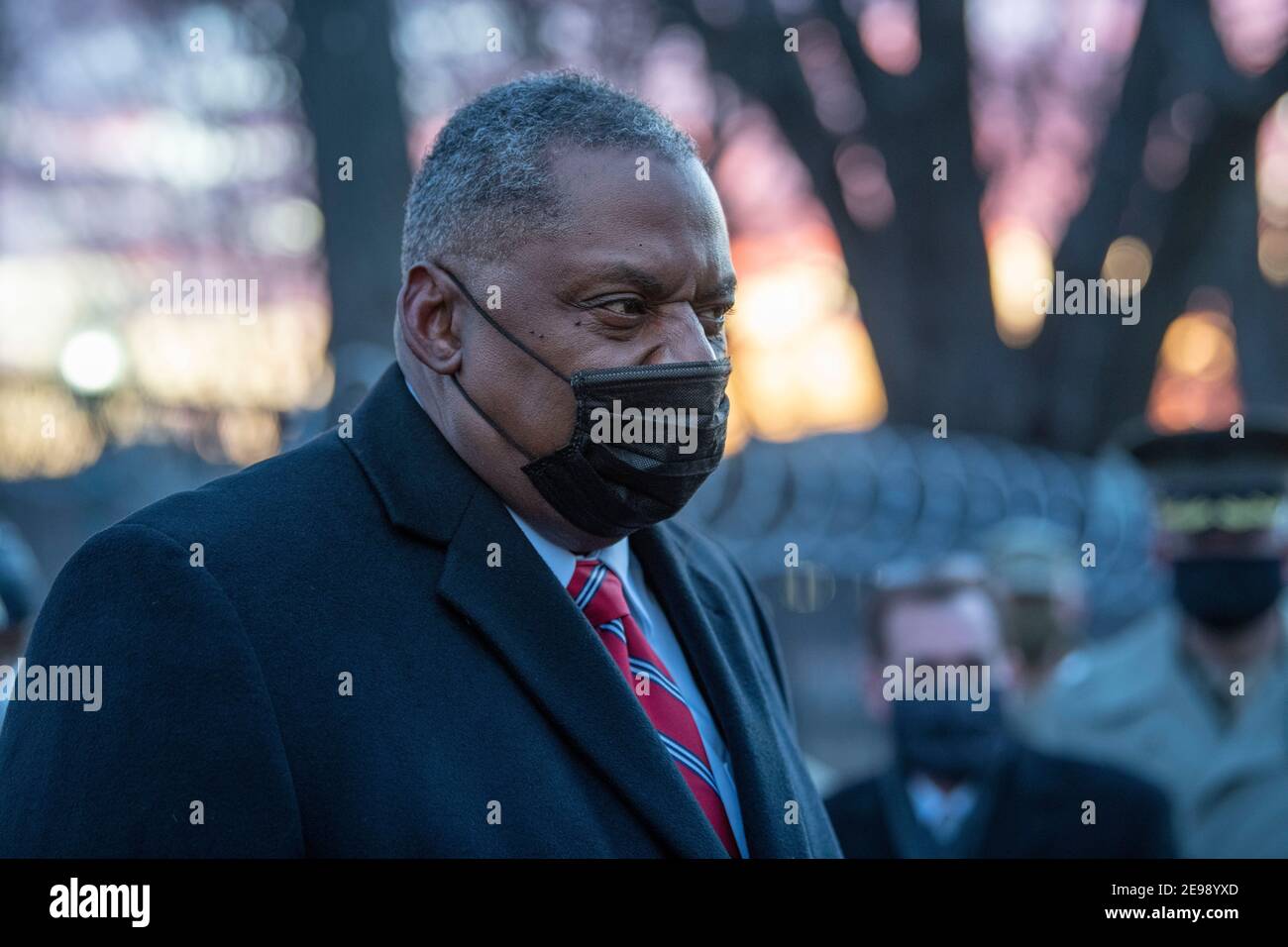 Il Segretario della Difesa degli Stati Uniti Lloyd J. Austin III, parla con i Guardsmen nazionali che assistono con la sicurezza all'edificio del Campidoglio degli Stati Uniti 29 gennaio 2021 a Washington, DC. Foto Stock