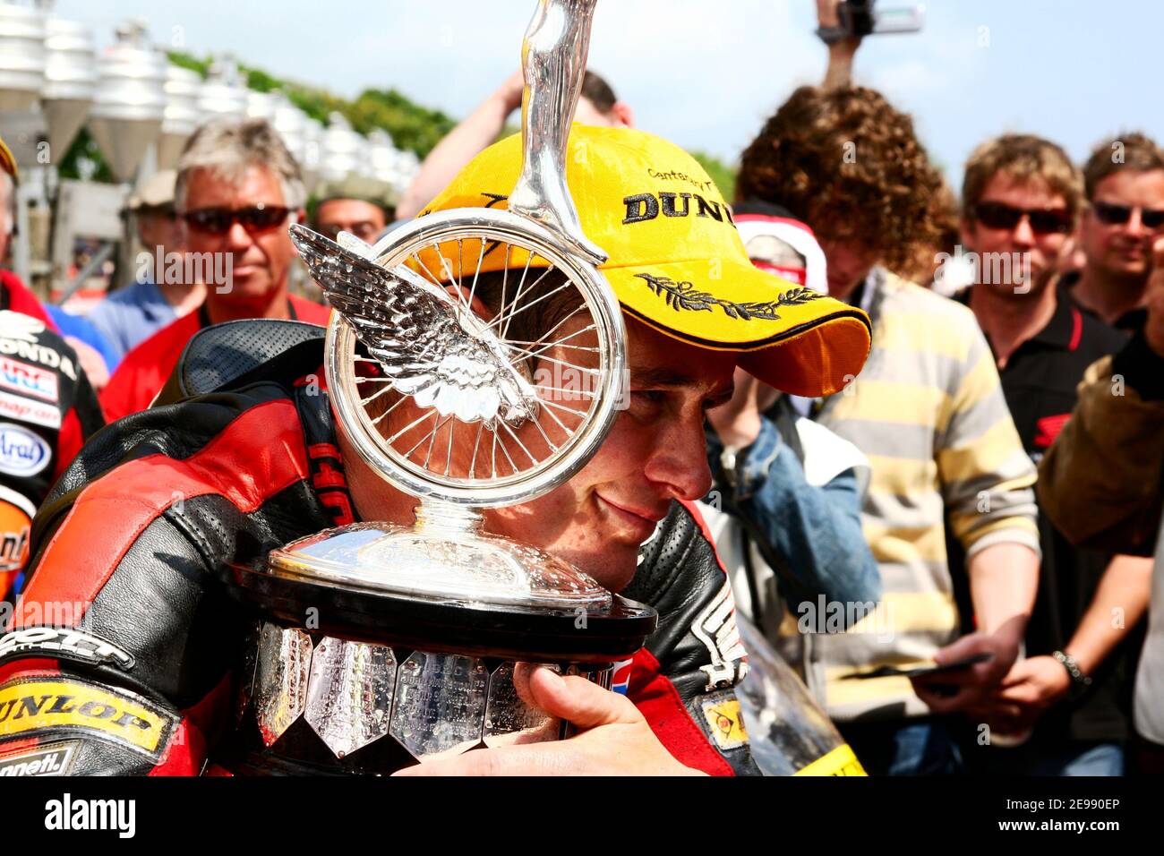 Ritratto di John McGuinness, vincitore del Tt Centenario dell'Isola di Man 2007. McGuinness tiene il trofeo subito dopo la fine del Senior TT Foto Stock