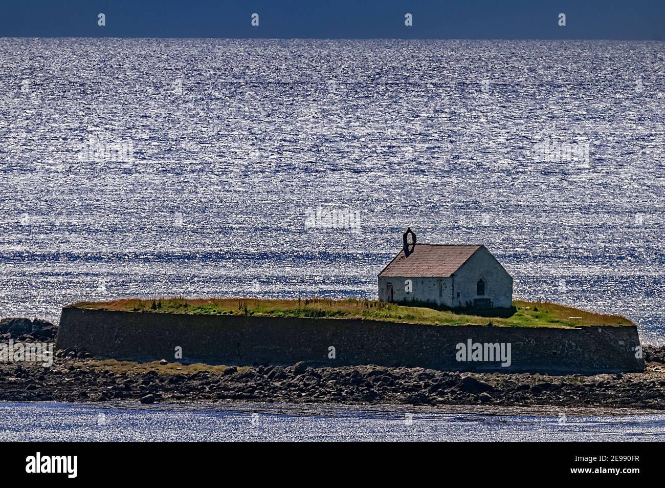 Cwyfan Chiesa sulla sua isola di marea di Cribinau Anglesey. Foto Stock